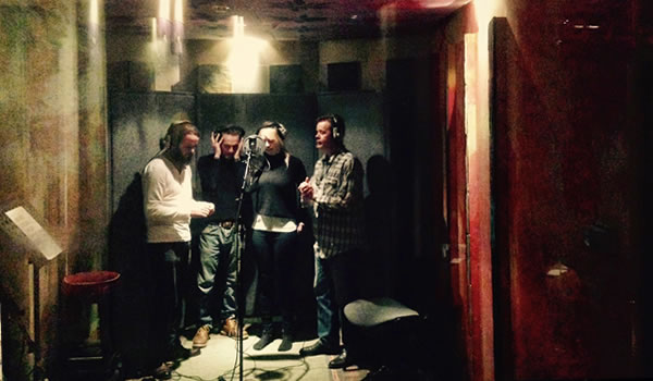 The gang sing backing vocals to Sid's composition The Day The Last Ramone Died.